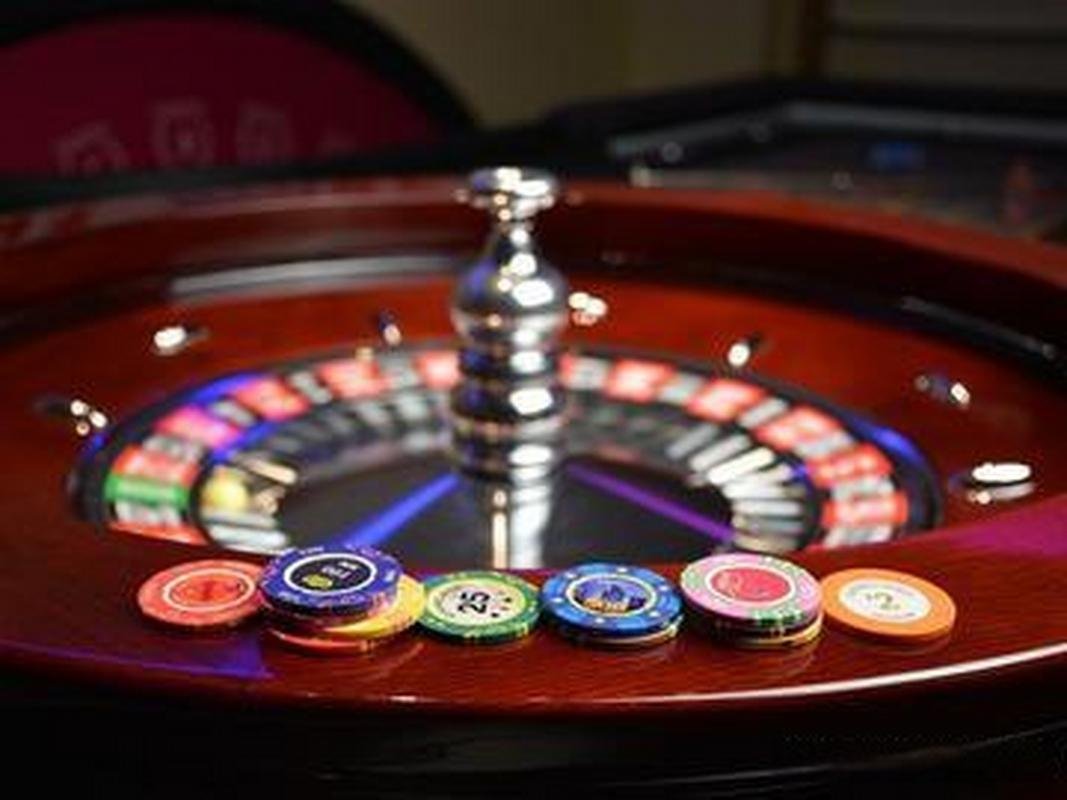 Tampilan permainan slot Diamond Empire dengan reel lima gulungan dan simbol perhiasan