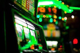 Antarmuka pemain Evolution Gaming menampilkan meja roulette langsung dengan statistik permainan